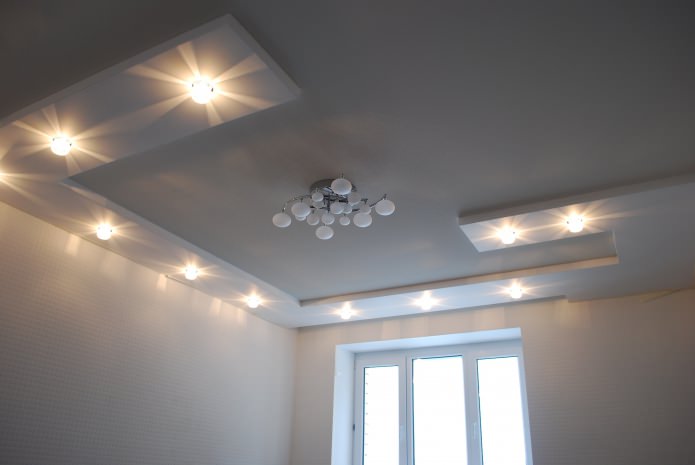 Illuminazione in cucina con soffitto teso