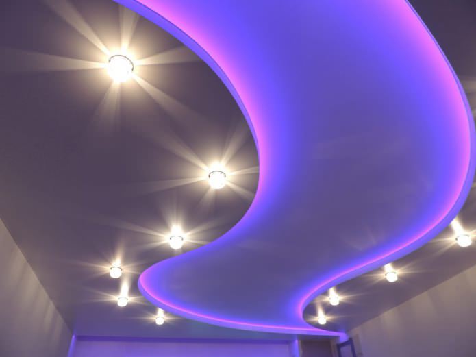 Illuminazione in cucina con soffitto teso
