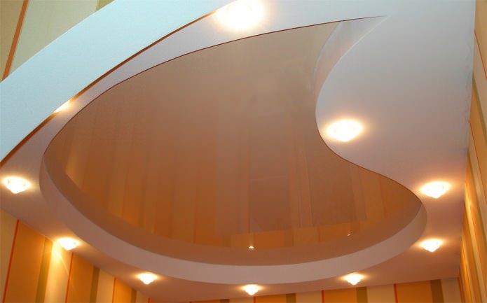 Illuminazione in cucina con soffitto teso
