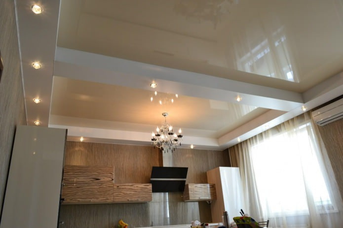 soffitto teso con lampadario in cucina