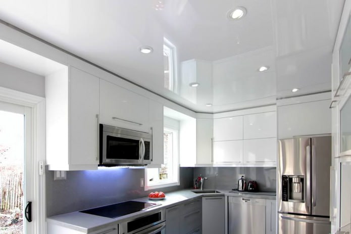 Soffitto teso in una piccola cucina