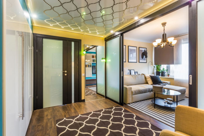 design del soffitto nel corridoio di passaggio al soggiorno