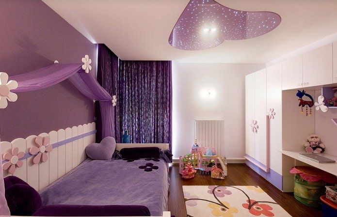 soffitto teso con una combinazione di colori bianco e viola