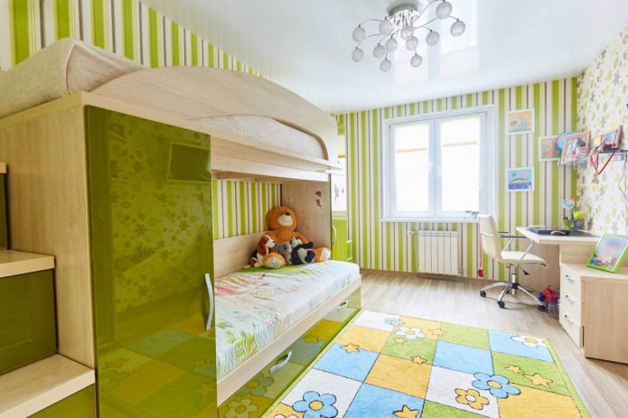 Soffitto teso a un livello nella cameretta dei bambini