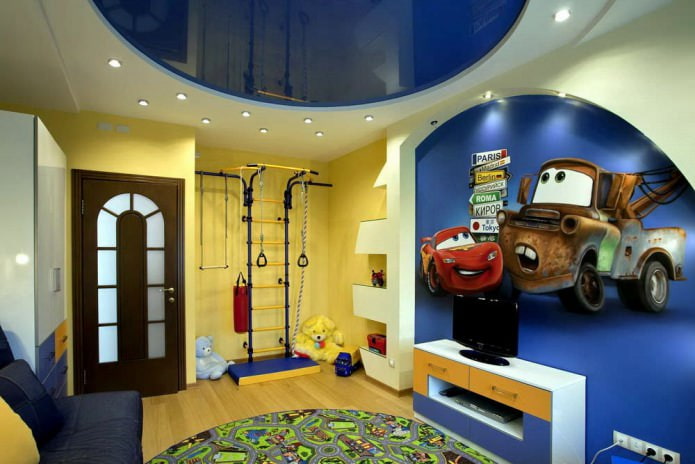 soffitto teso in PVC lucido di colore blu nella cameretta di un bambino