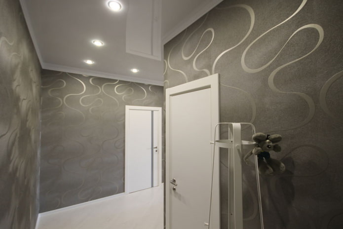 soffitto teso bianco nel corridoio