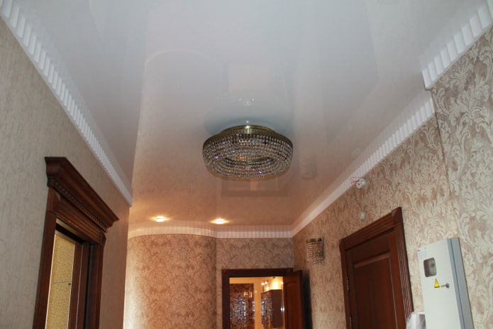 struttura del soffitto in tensione con un lampadario