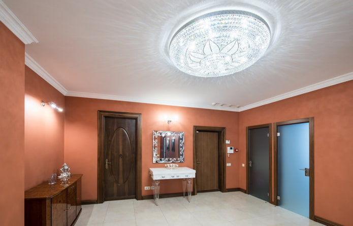 struttura del soffitto in tensione con un lampadario