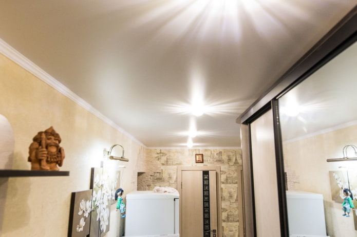 soffitto teso satinato nel corridoio