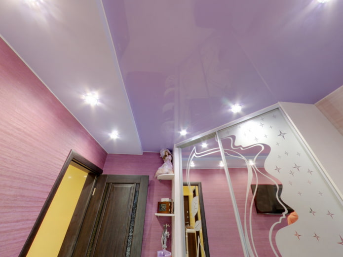 soffitto teso lilla nel corridoio
