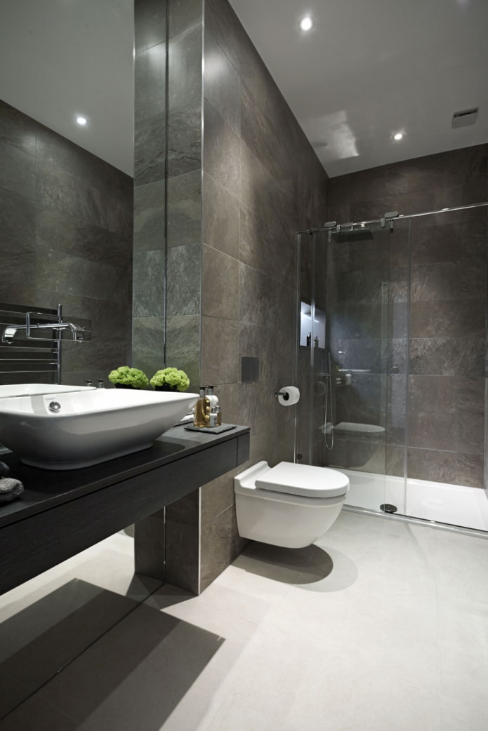 bagno con soffitti alti
