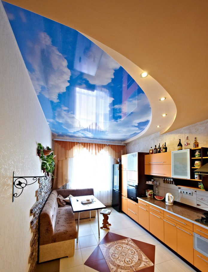 soffitto con immagine del cielo in cucina