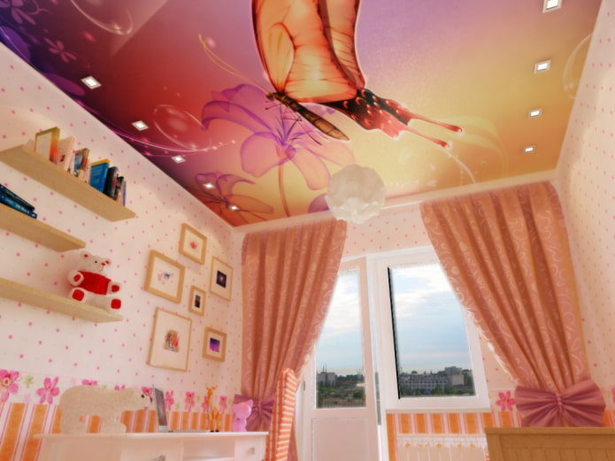 soffitto con una farfalla nella cameretta dei bambini