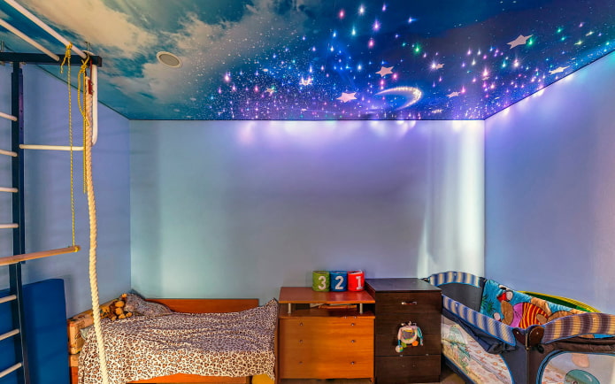 soffitto con un cielo stellato nella cameretta dei bambini