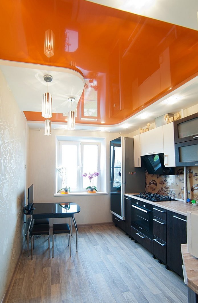 soffitto teso arancione all'interno