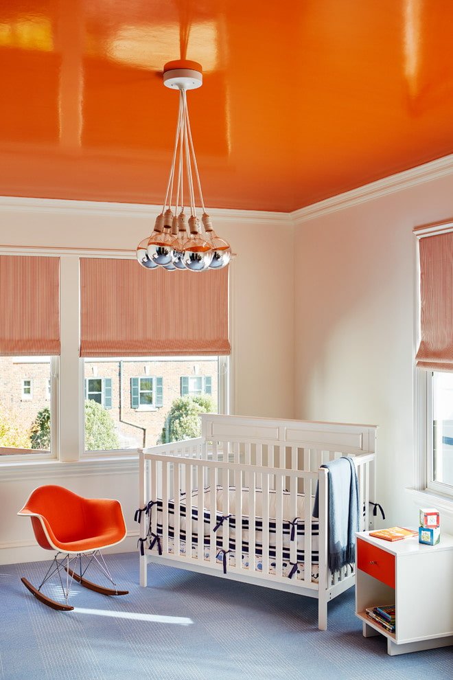 soffitto teso arancione all'interno