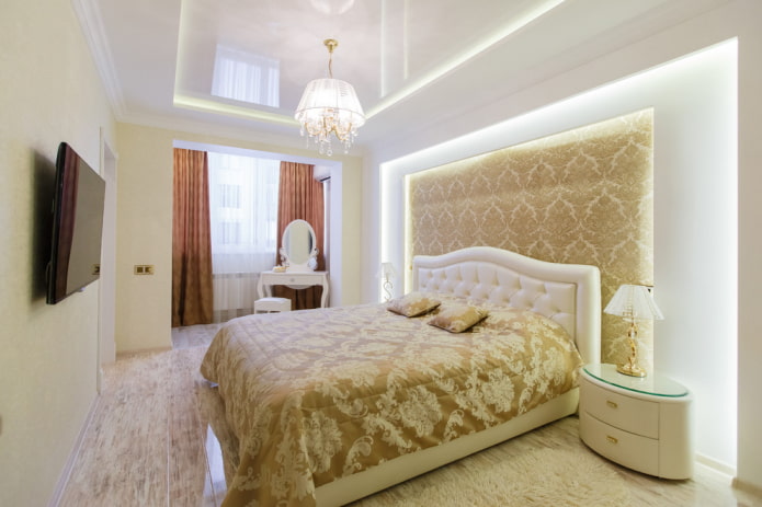 soffitto teso con lampadario all'interno