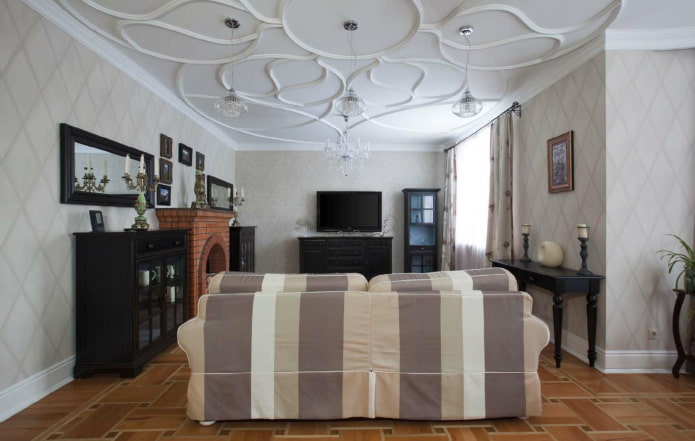 soffitto teso con modanature in stucco in soggiorno