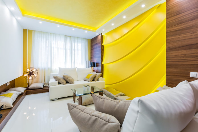 soffitto teso giallo all'interno