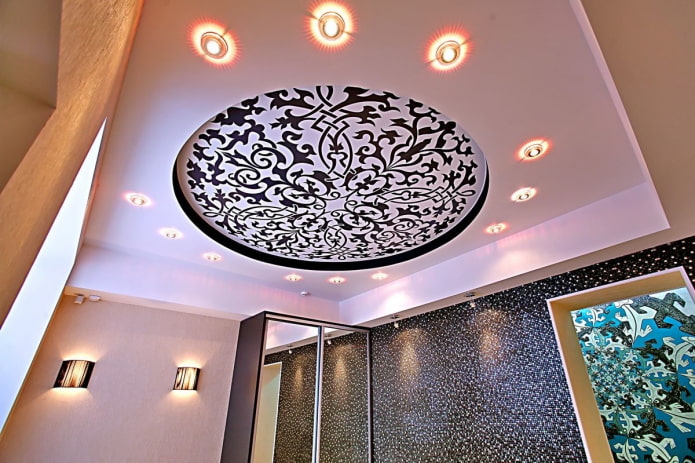 soffitto teso con motivi traforati