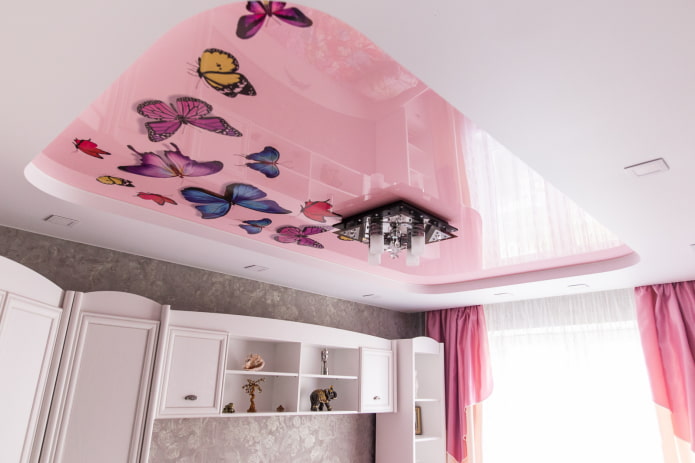 soffitto teso con lampadario all'interno