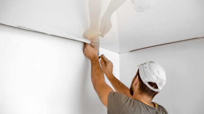 installazione di un soffitto teso