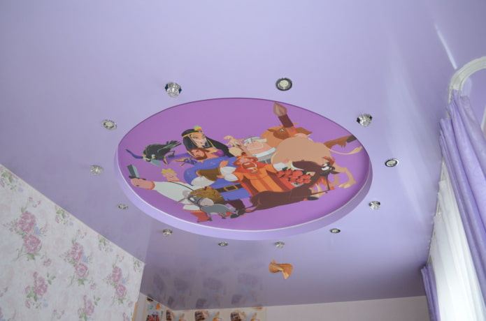 struttura del soffitto lilla nella cameretta dei bambini