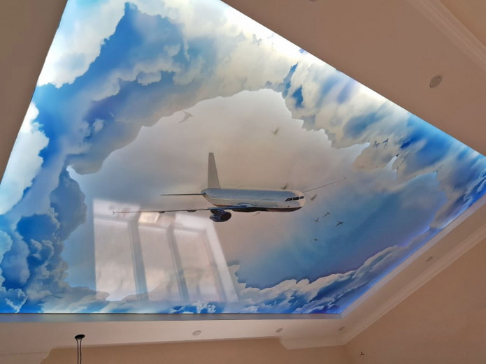 soffitto con l'immagine del cielo e di un aeroplano