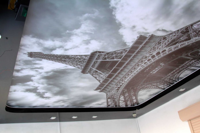soffitto con l'immagine della Torre Eiffel