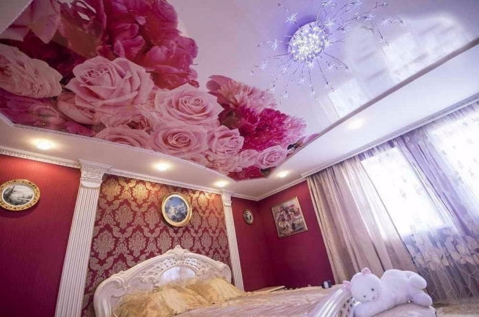 stampa di foto sul soffitto in camera da letto