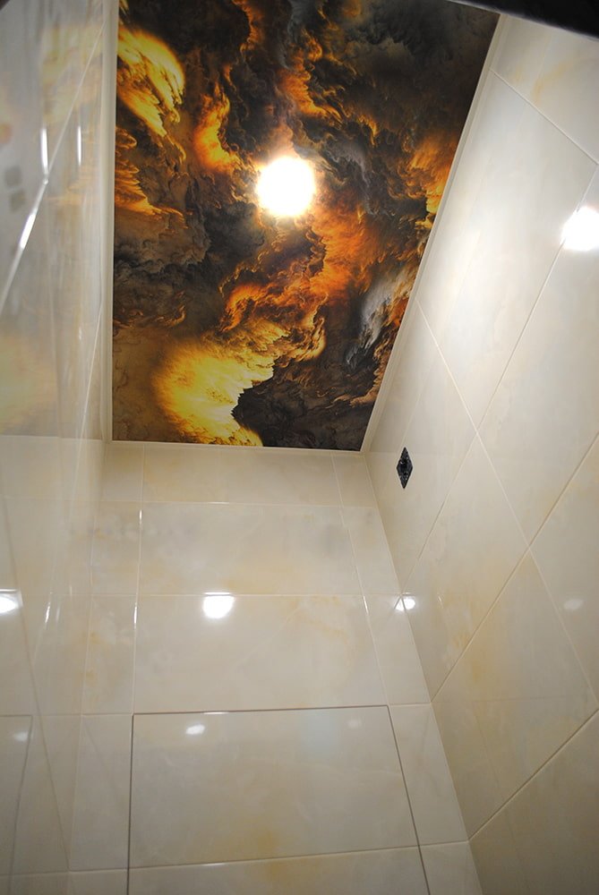 soffitto teso con stampa fotografica in bagno