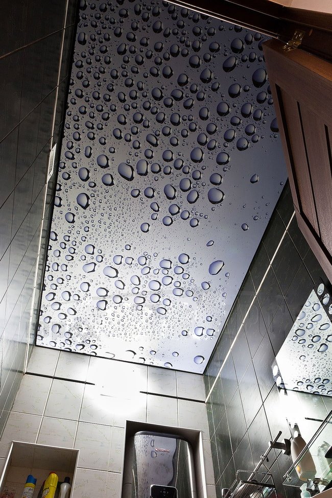 soffitto teso con stampa fotografica in bagno