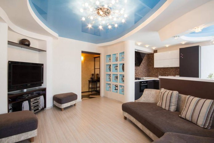 Design del soffitto teso in cucina-soggiorno