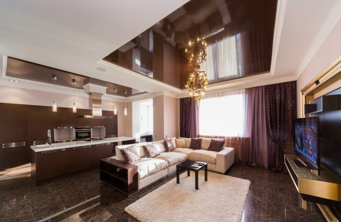 soffitto teso a due livelli nella cucina-soggiorno