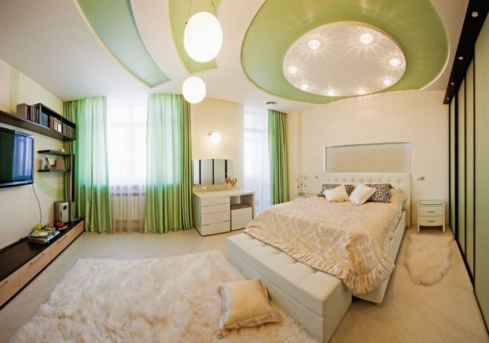 soffitto teso a due livelli in una camera da letto bianca e verde