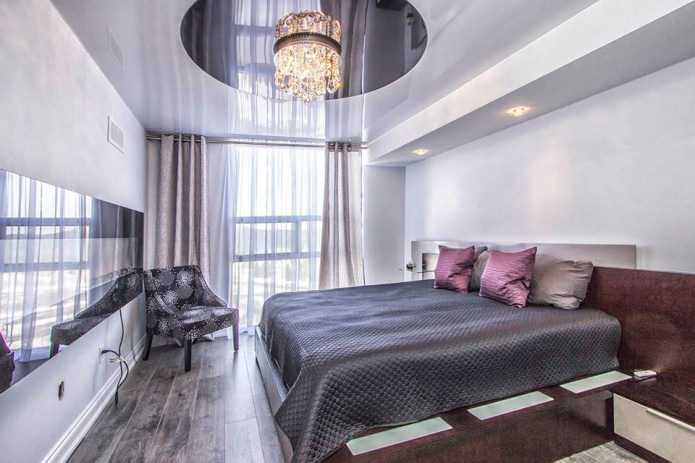 soffitto teso a due livelli nella camera da letto