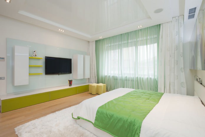 soffitto teso bianco in camera da letto