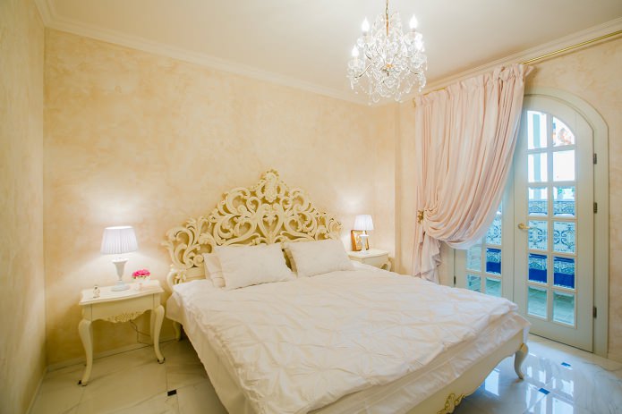 Progettazione della camera da letto con un soffitto teso