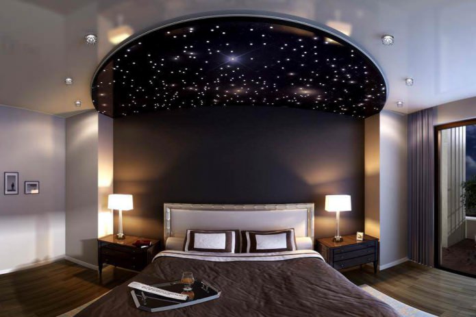 soffitto teso in camera da letto con illuminazione