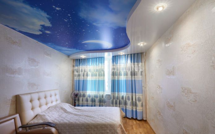 soffitto teso con stampa fotografica nell'interno della camera da letto