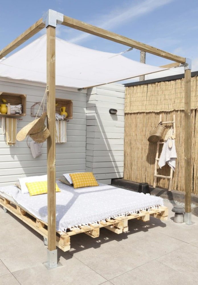 Letto da esterno con pallet