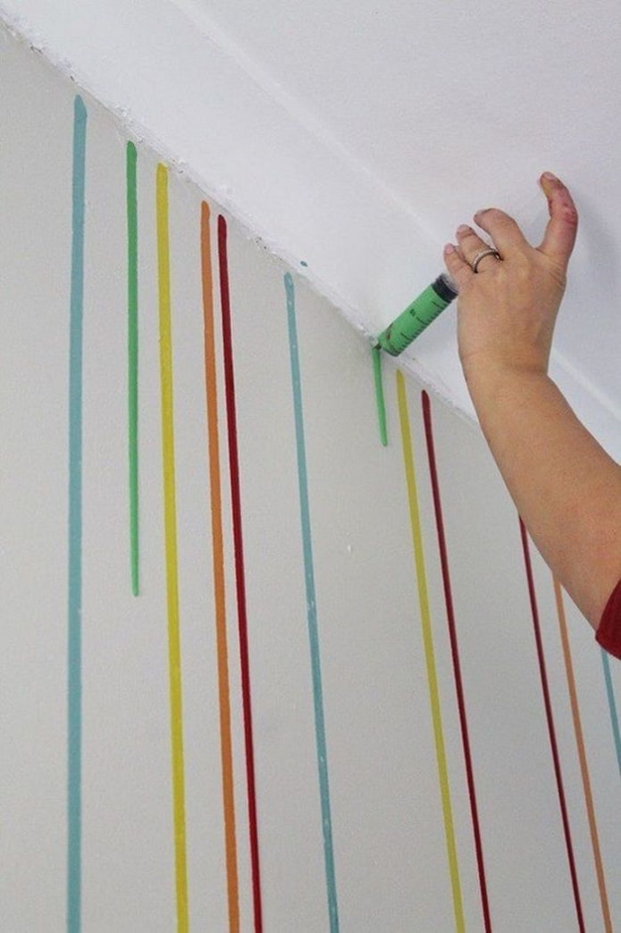 applicazione di gocce di vernice sul muro con una siringa
