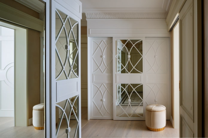 mobili in un interno in stile neoclassico