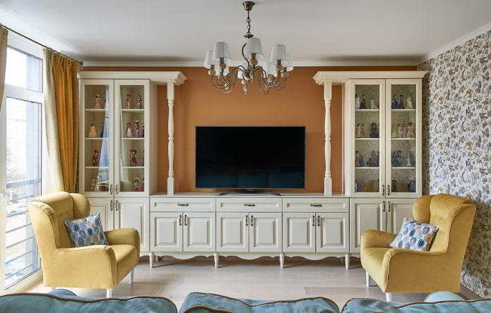 mobili in un interno in stile neoclassico