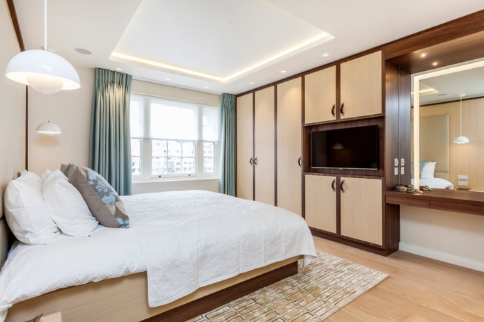 TV in una nicchia all'interno della camera da letto