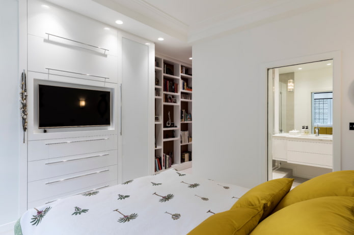 TV in una nicchia all'interno della camera da letto