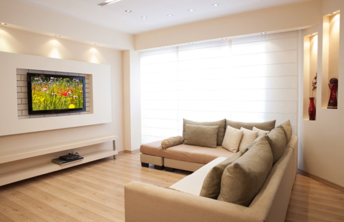 TV in una nicchia in cartongesso negli interni