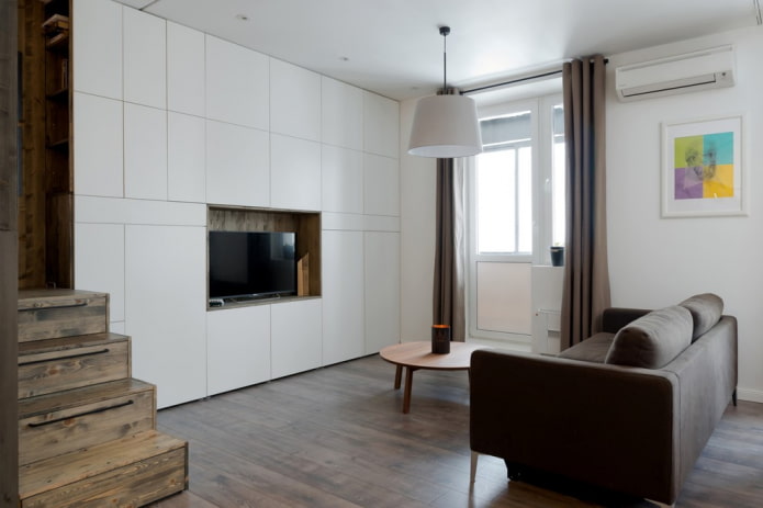 TV in una nicchia nell'interno del soggiorno