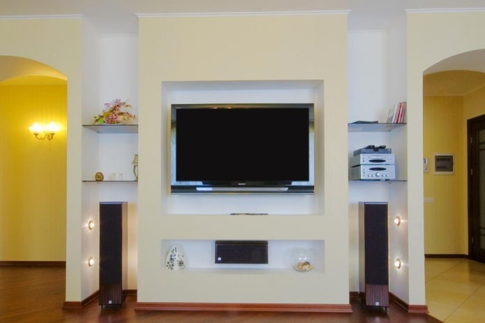 TV con altoparlanti in una nicchia all'interno