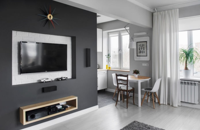 TV in una nicchia in cartongesso all'interno
